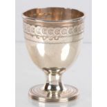 A GEORGE III BRIGHT CUT SILVER EGG CUP, 5 CM H, LONDON 1795, 17DWTS