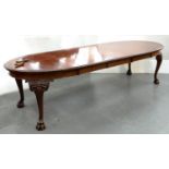 AN EARLY 20TH C GADROONED MAHOGANY EXTENDING DINING TABLE, WITH WINDING HANDLE AND THREE LEAVES,