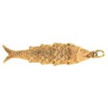 A GOLD ARTICULATED FISH PENDANT, 7G