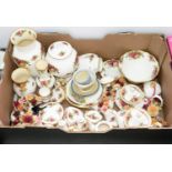A COLLECTION OF ROYAL ALBERT OLD COUNTRY ROSES PATTERN TEA AND TRINKET WARE, ETC