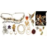 A QUANTITY OF COSTUME JEWELLERY, INCLUDING SEVENTEEN BEETLE AND BEE BROOCHES AND OTHER DESIGNER
