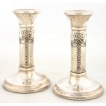 A PAIR OF ELIZABETH II SILVER CANDLESTICKS, 14 CM H, BY W I BROADWAY & CO, BIRMINGHAM 1996, LOADED