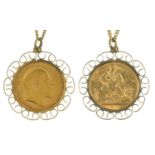 GOLD COIN. SOVEREIGN, 1910, IN GOLD PENDANT MOUNT ON GOLD CHAIN MARKED 9CT, 14G