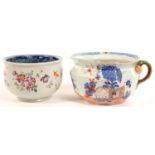 A CHINESE EXPORT PORCELAIN FAMILLE ROSE CHAMBER POT WITH UNDERGLAZE BLUE BROCADE INNER BORDER AND