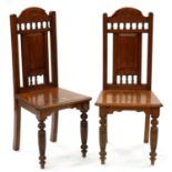 A PAIR OF VICTORIAN OAK HALL CHAIRS WITH PANELLED BACK, ON TURNED LEGS, EARLY 20TH C