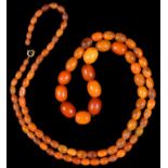 A GRADUATED AMBER BEAD NECKLACE, 98 CM L, 55G