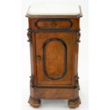 A WALNUT POT CUPBOARD WITH MARBLE TOP, EARLY 20TH C, 87CM H