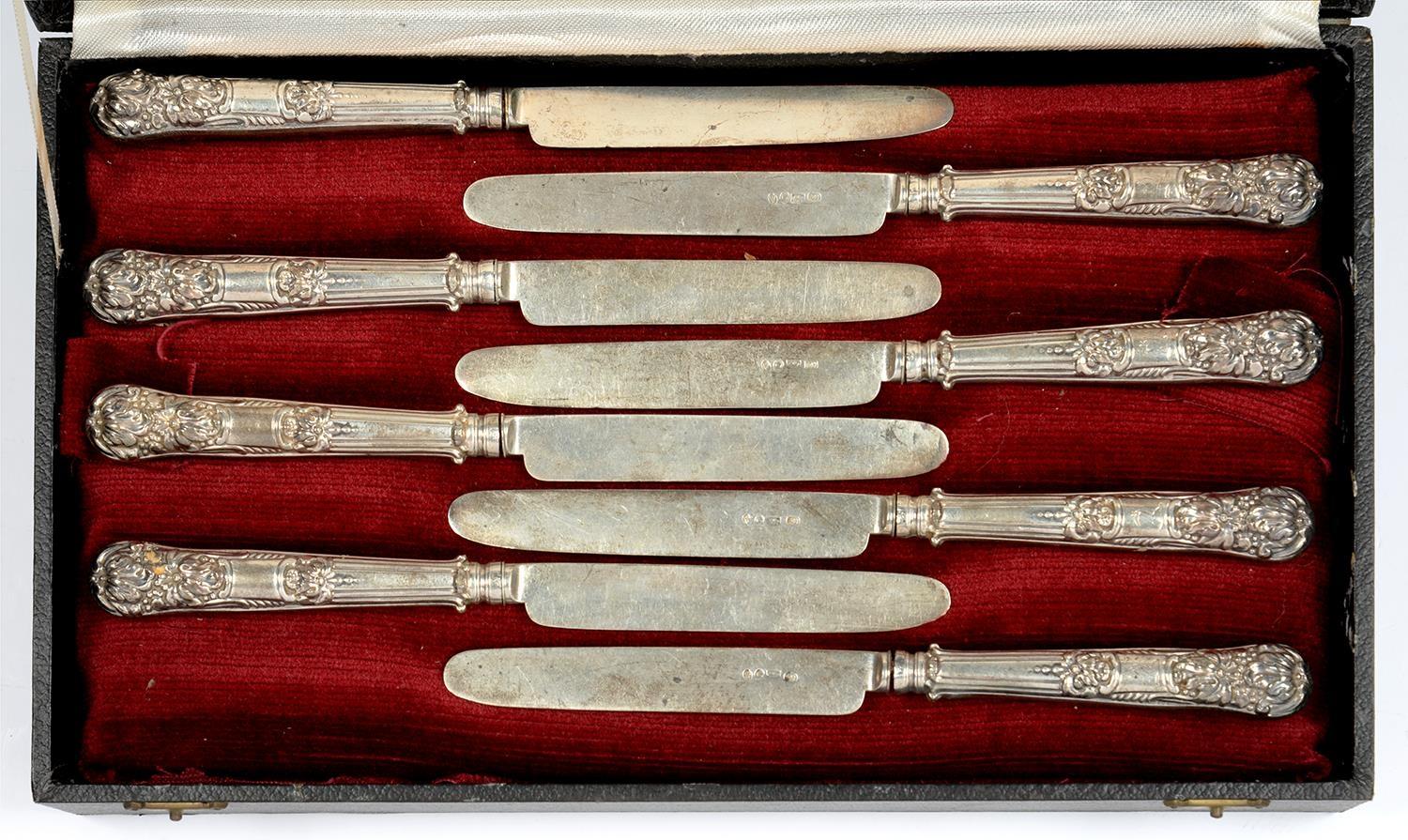 A SET OF SIXTEEN GEORGE IV SILVER DESSERT KNIVES AND FORKS, BY AARON HADFIELD & SONS, SHEFFIELD