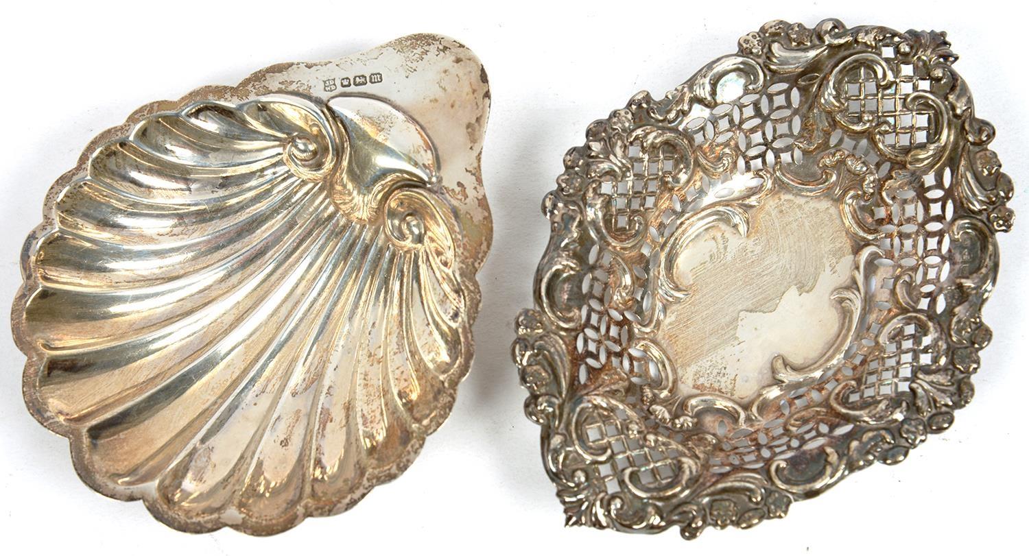 A VICTORIAN PIERCED SILVER DISH, 11.5 CM W, CHESTER 1895 AND AN EDWARD VII SILVER BUTTER SHELL, 10.5