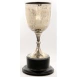 A GEORGE V SILVER CUP, 24 CM H INC STAND, BY WILLIAM HAIR HAESLER, BIRMINGHAM 1933, 6OZS EXCLUDING