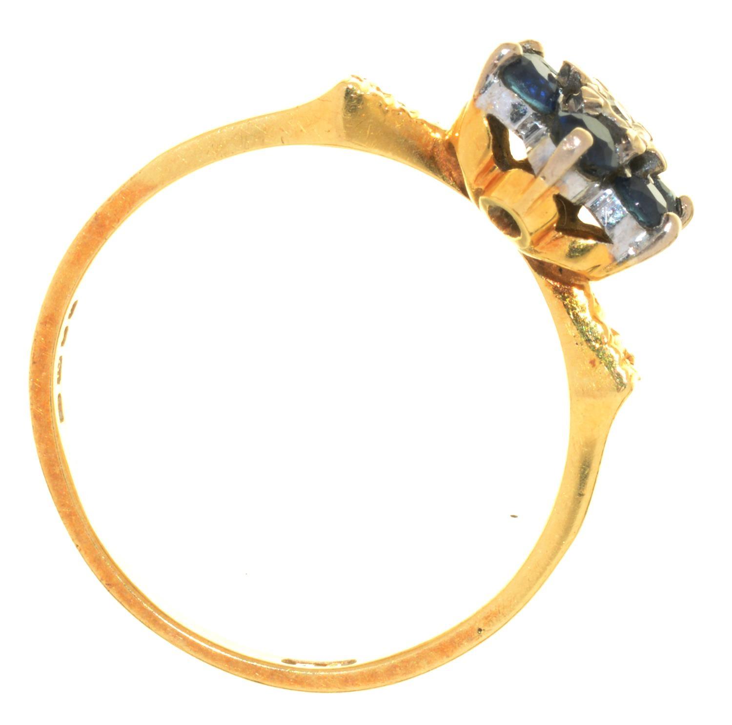 A SAPPHIRE AND DIAMOND CLUSTER RING IN 18CT GOLD, 3G, SIZE M - Image 2 of 2
