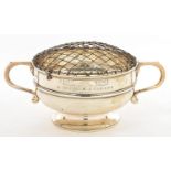 AN EDWARD VII SILVER TWIN HANDLED ROSE BOWL, 24 CM W, BY SKINNER & CO, LONDON 1905, 14OZS 12DWTS