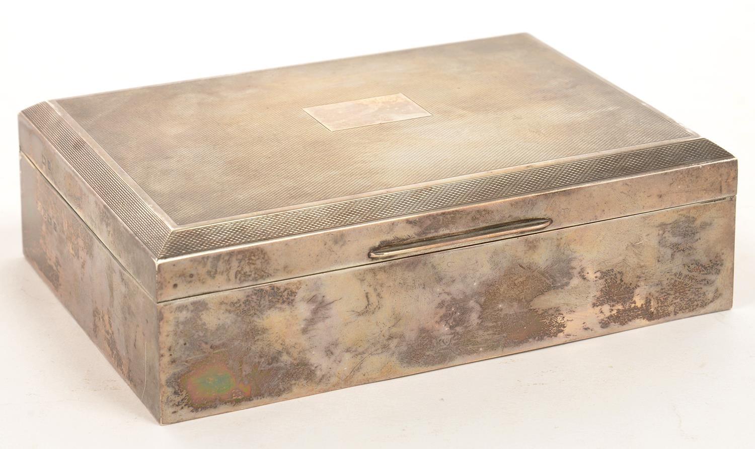 AN ELIZABETH II SILVER CIGARETTE BOX, 16 CM W, CEDAR LINED, BY JOHN ROSE, BIRMINGHAM 1973