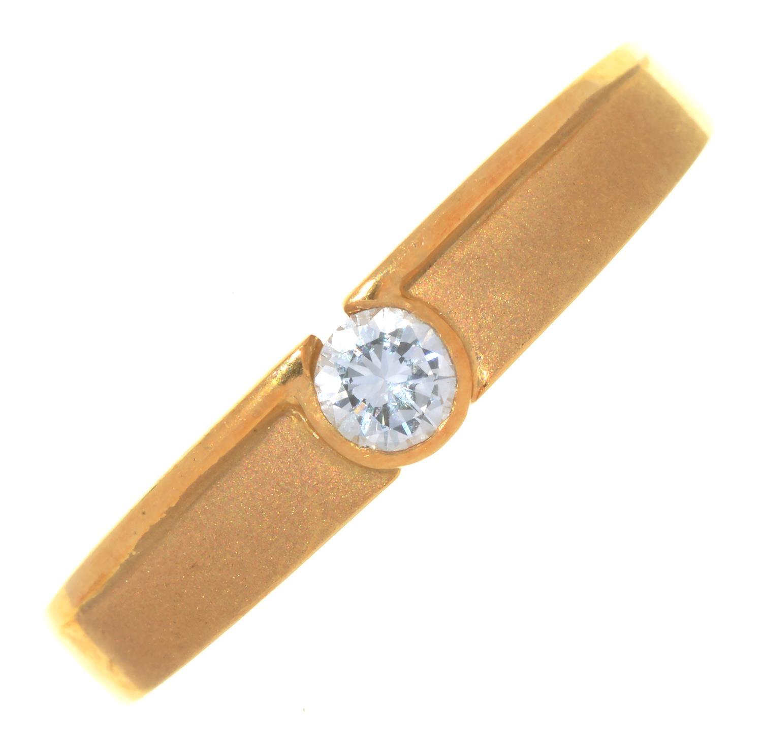 A DIAMOND SOLITAIRE RING IN GOLD MARKED 750, 4.5G, SIZE V½