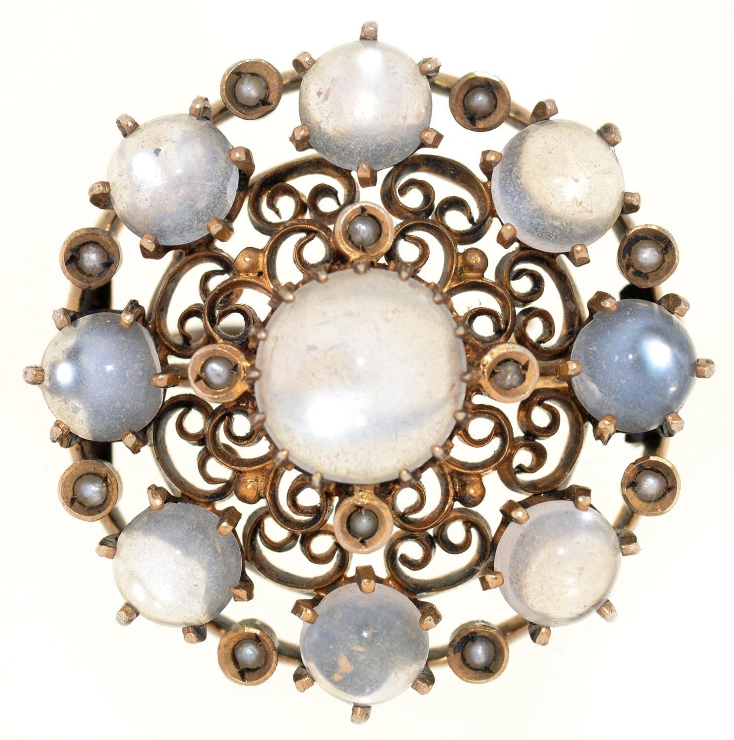 A VICTORIAN MOONSTONE BROOCH IN SILVER GILT, MARKED 900, 2.8 CM DIAMETER APPROX