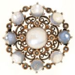 A VICTORIAN MOONSTONE BROOCH IN SILVER GILT, MARKED 900, 2.8 CM DIAMETER APPROX