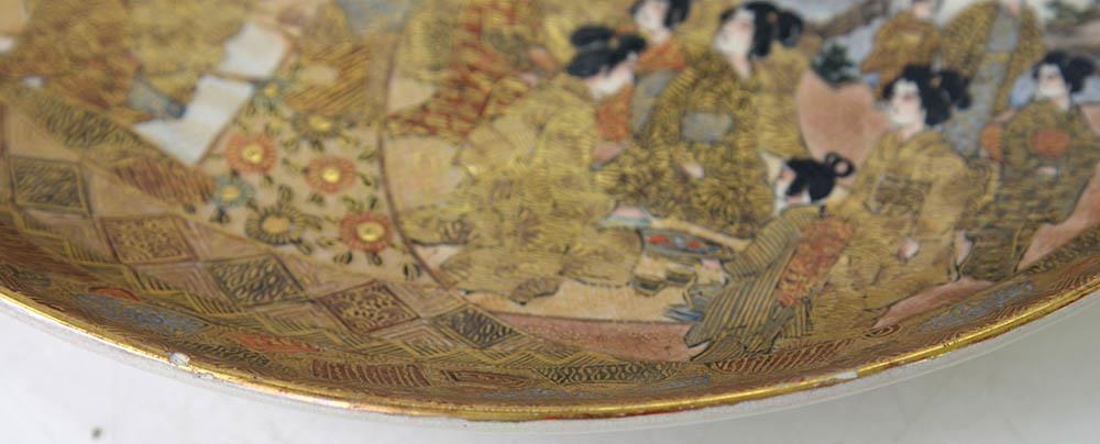 A JAPANESE SATSUMA EARTHENWARE DISH, MEIJI PERIOD  decorated with fan shaped panels of dignitaries - Image 11 of 11