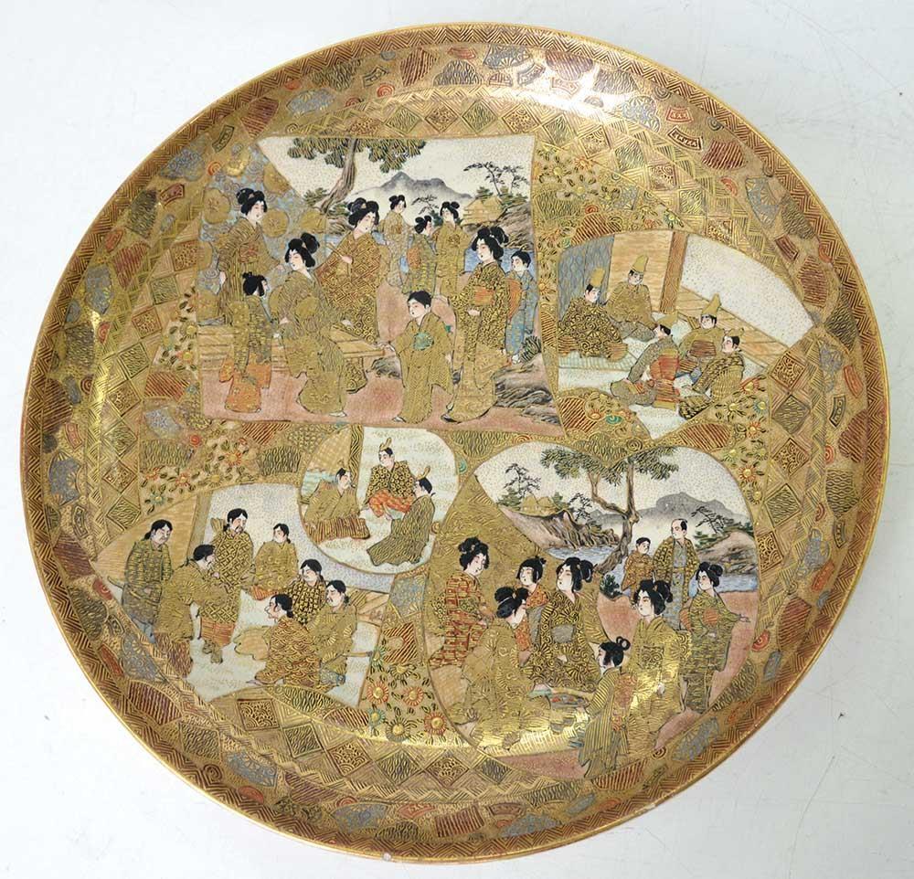 A JAPANESE SATSUMA EARTHENWARE DISH, MEIJI PERIOD  decorated with fan shaped panels of dignitaries - Image 4 of 11
