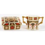 A ROYAL CROWN DERBY IMARI PATTERN LOVING CUP AND CIGARETTE BOX AND COVER, LOVING CUP 7.5CM H,
