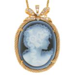 AN AGATE CAMEO AND DIAMOND BROOCH PENDANT IN GOLD, 23G, ON GOLD CHAIN, 55 X 35 MM, MARKED 750, 6.