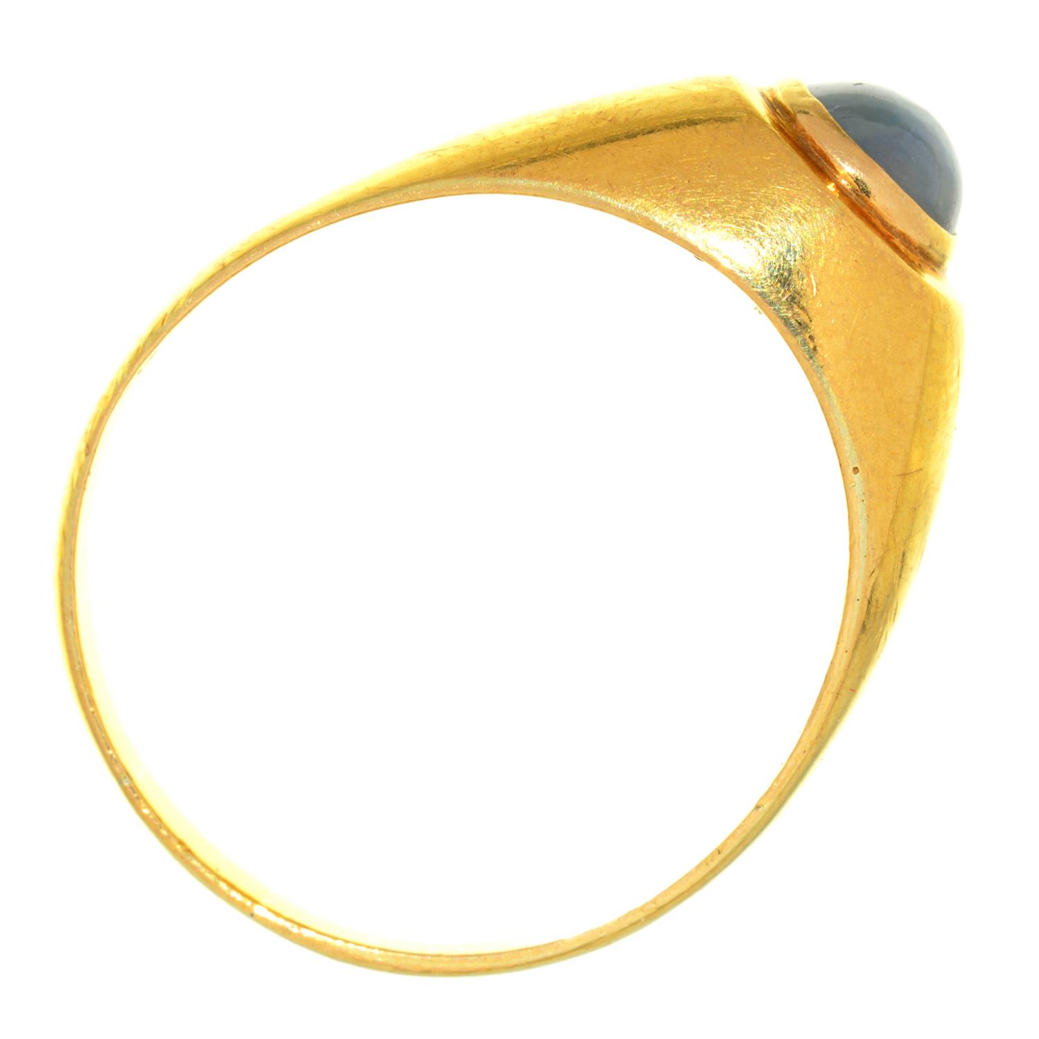 A STAR SAPPHIRE RING IN GOLD, SAPPHIRE APPROX 7 X 5 MM, MARKED 900, 7.5G, SIZE V NO DAMAGE TO STONE. - Image 2 of 2