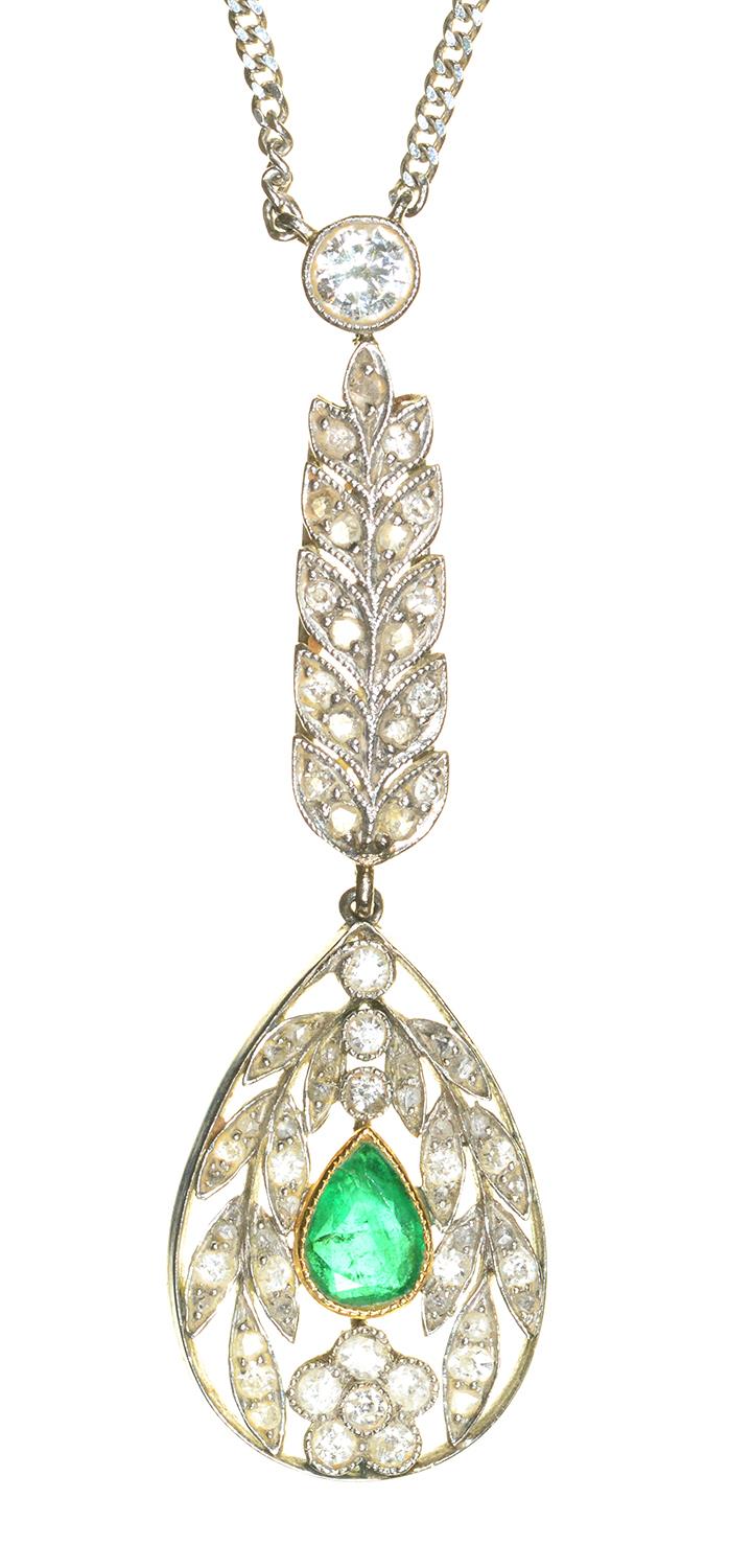 AN EMERALD AND DIAMOND PENDANT IN WHITE GOLD, ON AN 18CT WHITE GOLD CHAIN, 48 CM L, BY UNOAERRE,