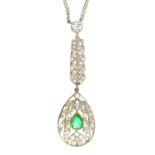 AN EMERALD AND DIAMOND PENDANT IN WHITE GOLD, ON AN 18CT WHITE GOLD CHAIN, 48 CM L, BY UNOAERRE,