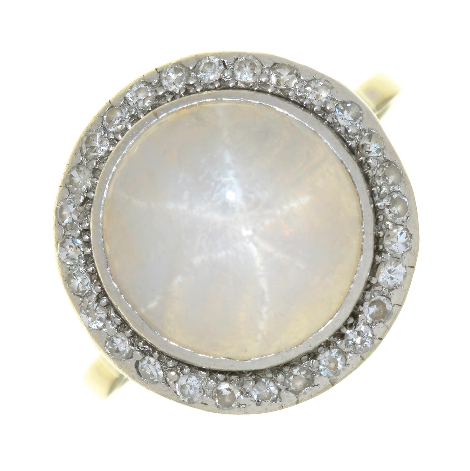 A STAR MOONSTONE AND DIAMOND RING IN WHITE GOLD, MOONSTONE CABOCHON APPROX 12 MM DIAM, UNAMRKED, 6.