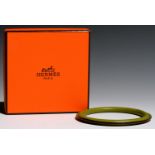 HERMÉS. GREEN LEATHER BANGLE, 63 MM DIAM, BOXED