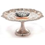 AN EDWARD VII PIERCED SILVER TAZZA, 25 CM DIAM, BY ELKINGTON & CO, BIRMINGHAM 1902, 16OZS 6DWTS