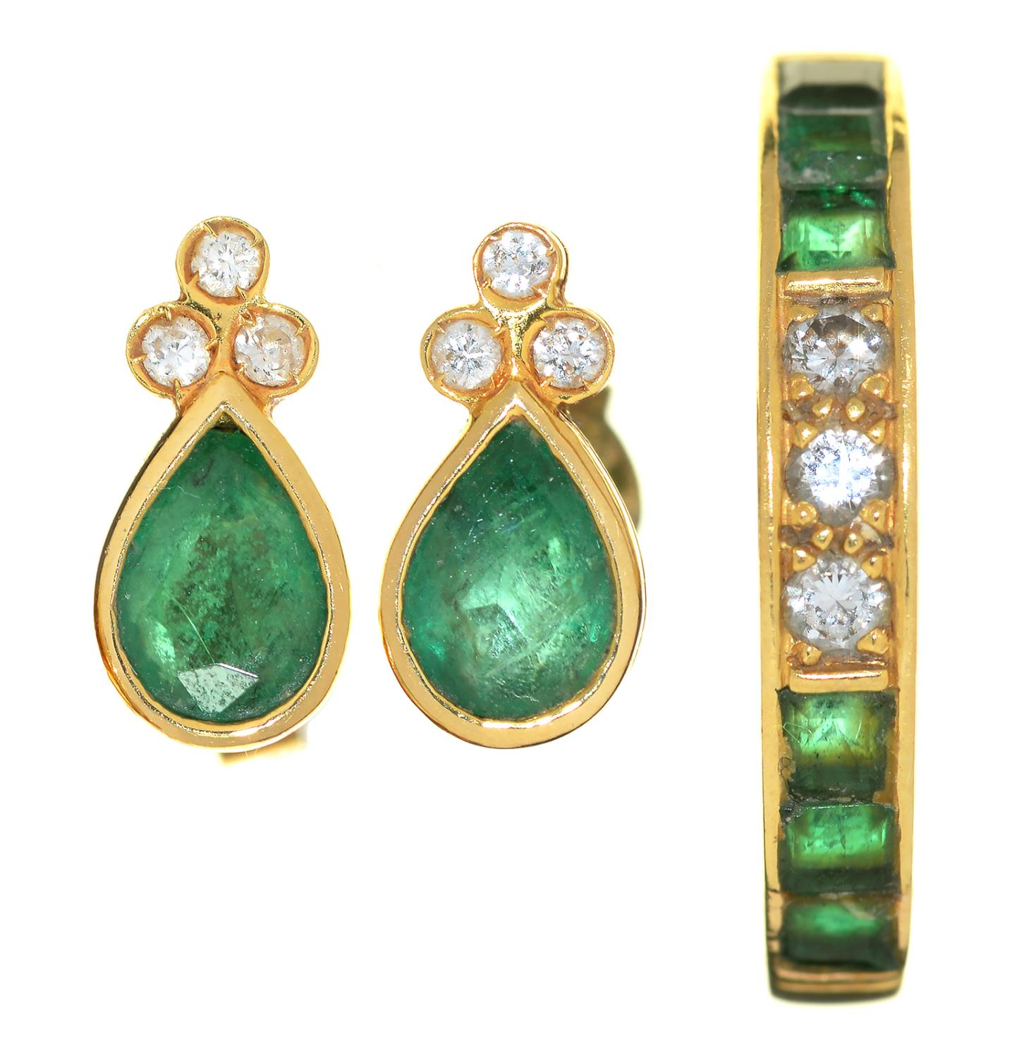 AN EMERALD AND DIAMOND RING IN 18CT GOLD, LONDON 1970, 3.2G, SIZE N AND A PAIR PAIR OF EMERALD AND