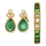 AN EMERALD AND DIAMOND RING IN 18CT GOLD, LONDON 1970, 3.2G, SIZE N AND A PAIR PAIR OF EMERALD AND