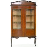 AN INLAID MAHOGANY BOW FRONTED CHINA CABINET, EARLY 20TH C, 180CM H X 106CM W