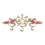 A CULTURED SPLIT PEARL, DIAMOND AND RUBY BROOCH IN GOLD, 55 MM W, UNMARKED, CASED, 6.2G VERY MINOR