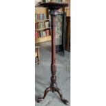 A N EDWARDIAN CARVED AND INLAID MAHOGANY TORCHERE, 127CM H