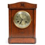 AN INLAID OAK MANTEL CLOCK WITH GONG STRIKING MOVEMENT, 31CM H, 1930S