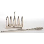 A GEORGE V SILVER TOAST RACK, 7.5 CM L, SHEFFIELD 1933 AND AN EDWARD VII SILVER HAFTED BUTTON