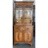 A MAHOGANY GLAZED BOOKCASE, THE LOWER PART ENCLOSED BY PANELLED DOORS, 175CM H