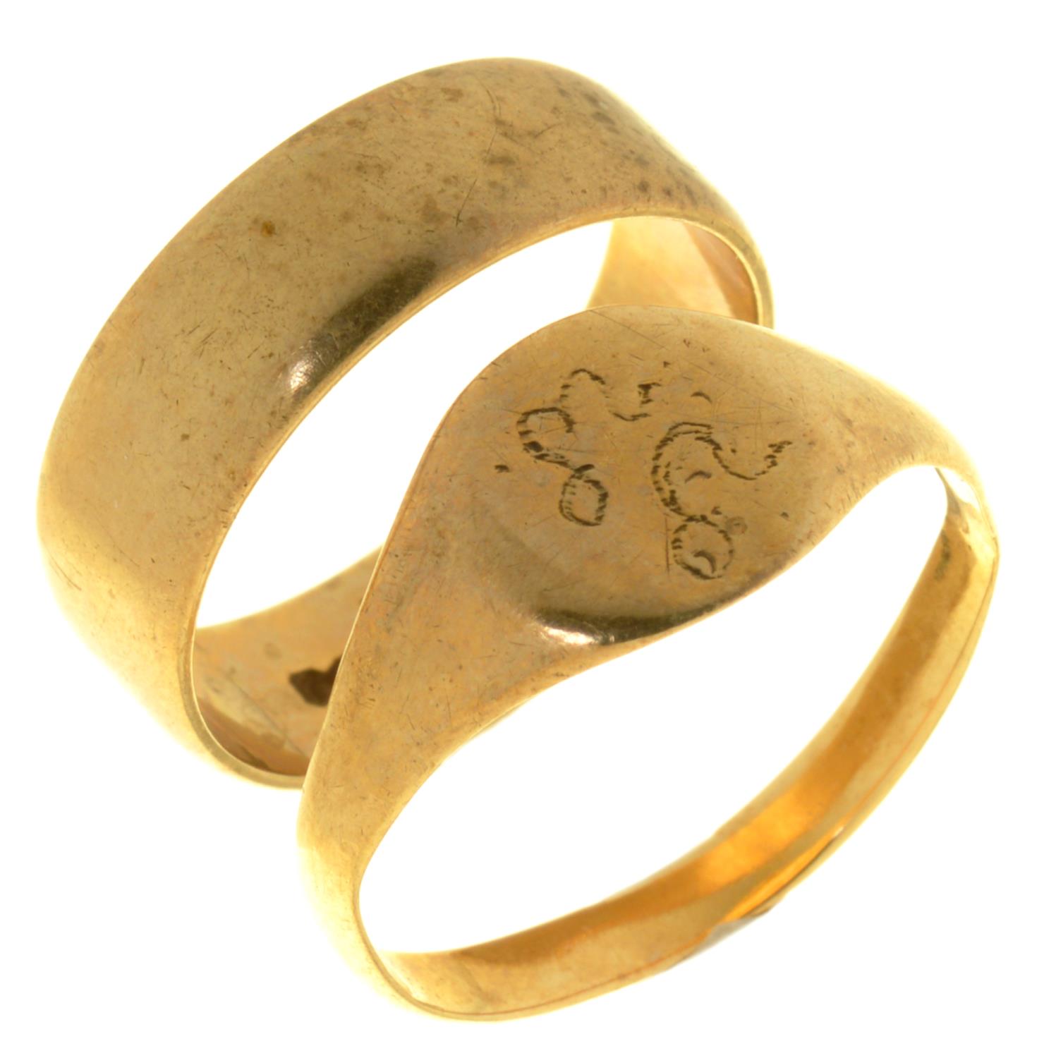 A 9CT GOLD WEDDING RING, LONDON 1980 AND A GOLD SIGNET RING, UNMARKED, 4.5G, SIZES N, N ½ LIGHT