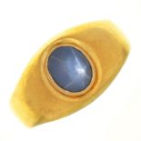 A STAR SAPPHIRE RING IN GOLD, SAPPHIRE APPROX 7 X 5 MM, MARKED 900, 7.5G, SIZE V NO DAMAGE TO STONE.