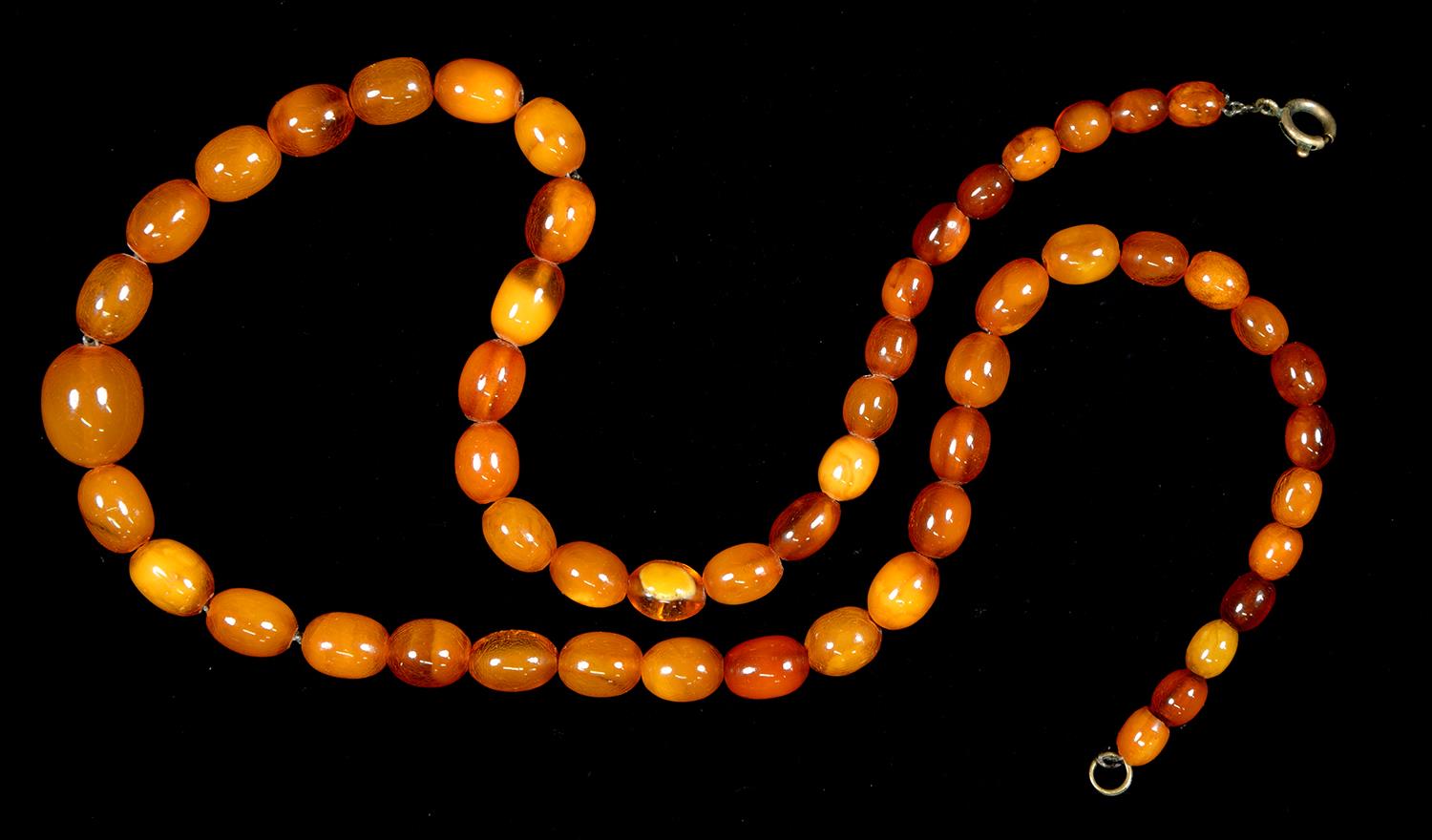 A GRADUATED AMBER BEAD NECKLACE, 16.5G IN GOOD CONDITION