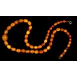A GRADUATED AMBER BEAD NECKLACE, 16.5G IN GOOD CONDITION