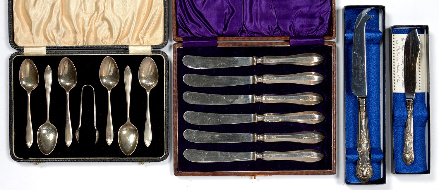 A SET OF SIX GEORGE V SILVER HAFTED KNIVES, SHEFFIELD 1921, CASED, A SET OF SIX GEORGE V SILVER