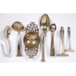 MISCELLANEOUS SILVER FLATWARE, TO INCLUDE TEA STRAINER, SIFTER, ETC, VICTORIAN AND LATER, 5OZS