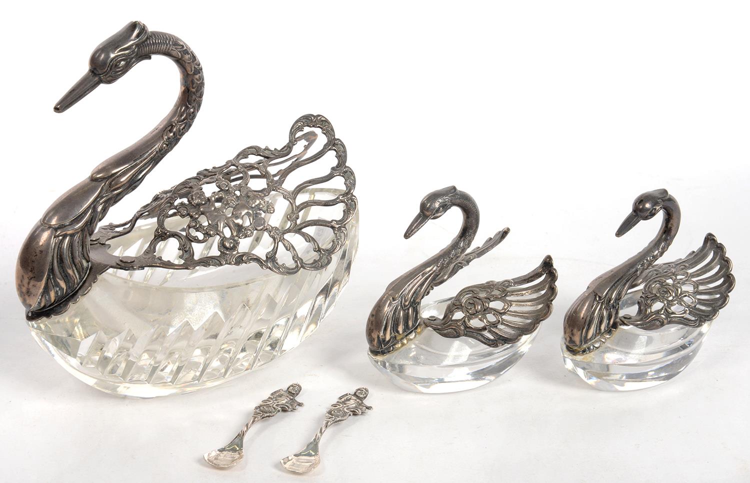 A SET OF THREE SILVER MOUNTED GLASS SWAN SALT CELLARS AND TWO SPOONS, LARGEST 12 CM H, IMPORT MARKED