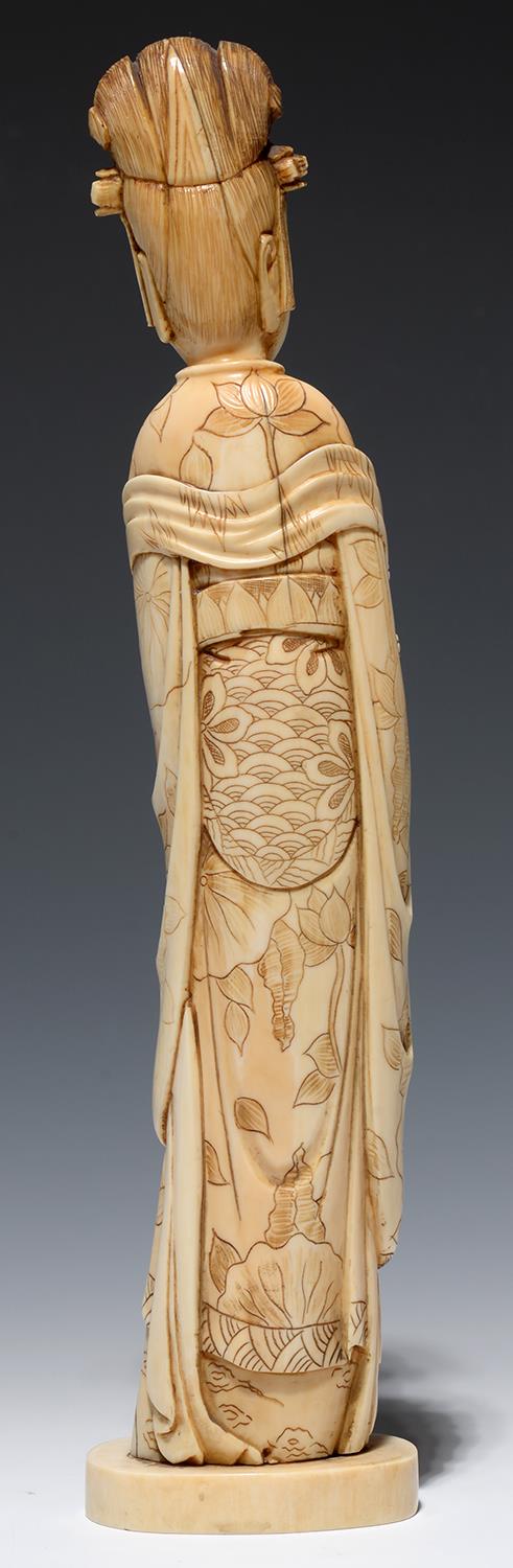 A CHINESE IVORY CARVING OF GUANYIN, 28CM H, LATE 19TH C - Image 2 of 2