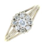 A DIAMOND CLUSTER RING IN WHITE GOLD, MARKED 750, 4G, SIZE P NO DAMAGE TO STONES. LIGHT WEAR