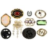 TEN VARIOUS COSTUME BROOCHES