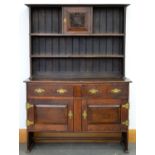 AN OAK DRESSER AND BOARDED RACK, THE LOWER PART ENCLOSED BY PANELLED DOORS, 190CM H X 125CM W