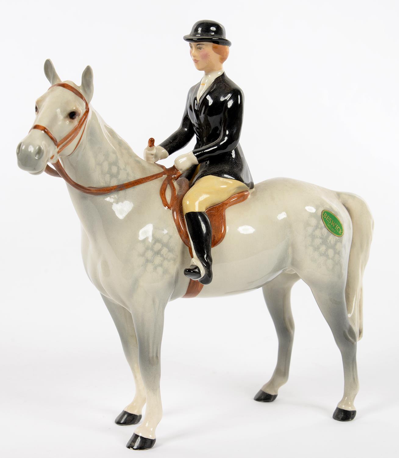 A BESWICK EQUESTRIAN FIGURE OF A HUNTSWOMAN ON A GREY HORSE, 21CM H, PRINTED MARK